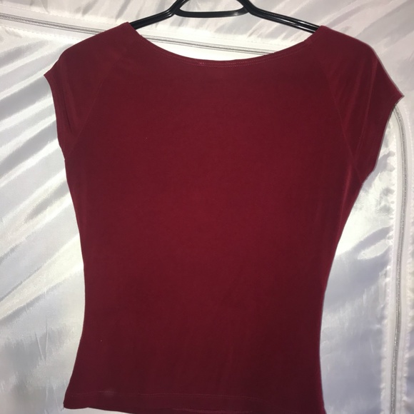 Red form-fitting tee - Picture 2 of 2